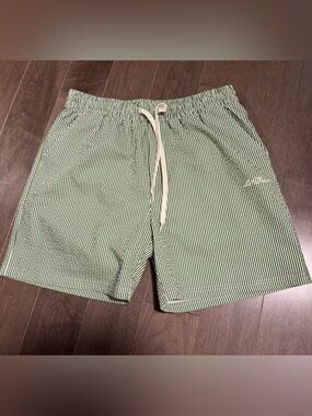 Les Deux -current model men's Green Seersucker swimsuit with Drawstring (Medium)